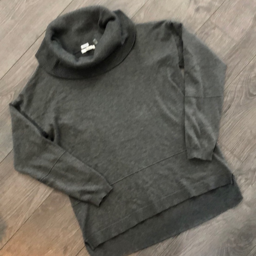 89th & MADISON size large lightweight turtleneck gray sweater